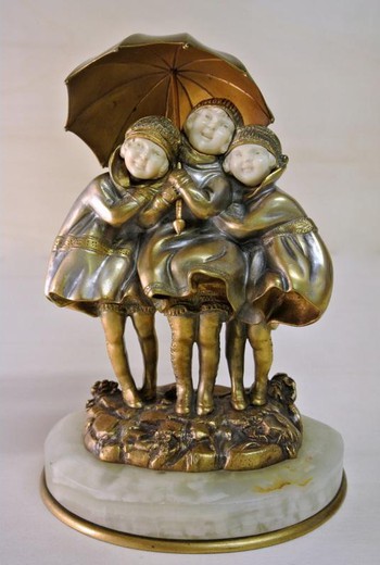 Антикварная скульптура «Три девушки под зонтом»