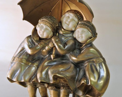 Антикварная скульптура «Три девушки под зонтом»