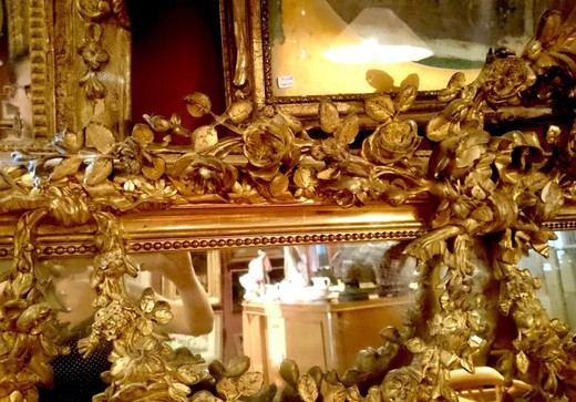 Антикварное зеркало в стиле Людовика XIV