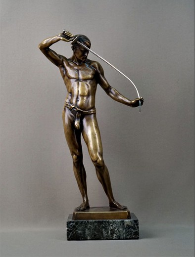 Антикварная скульптура «Фехтовальщик»