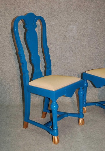 старинный набор стульев из дерева