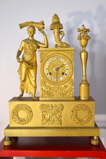 антикварные каминные часы в стиле ампир из золоченой бронзы