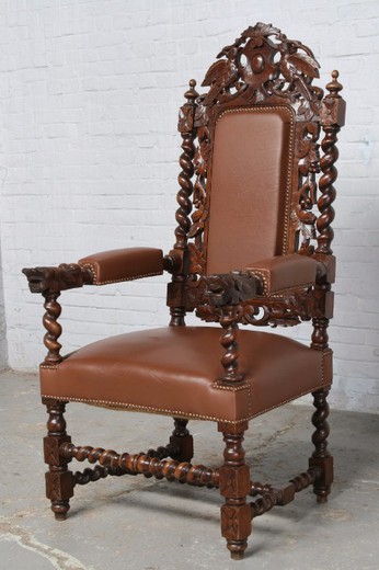 старинные парные кресла из дуба в стиле ренессанс с кожаной обивкой