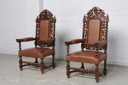 антикварные парные кресла из дуба в стиле ренессанс с кожаной обивкой