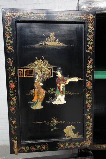 Antique chest of drawers in oriental style