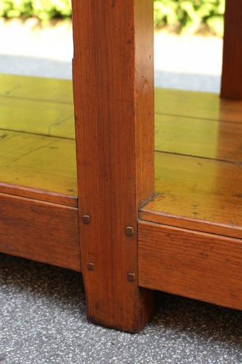 антикварный стол из дерева,