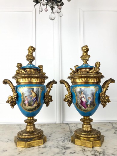 антикварные парные вазы в стиле Людовика XV