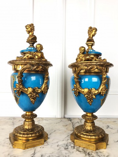 антикварные парные вазы из фарфора и золоченой бронзы