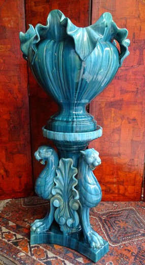 антикварная ваза из керамики