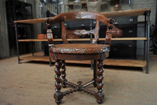 антикварное кресло в стиле Ренессанс