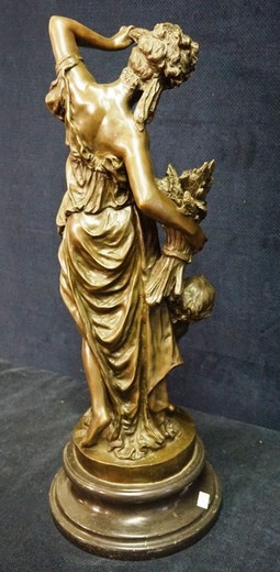 Скульптура «женщина с ребенком»