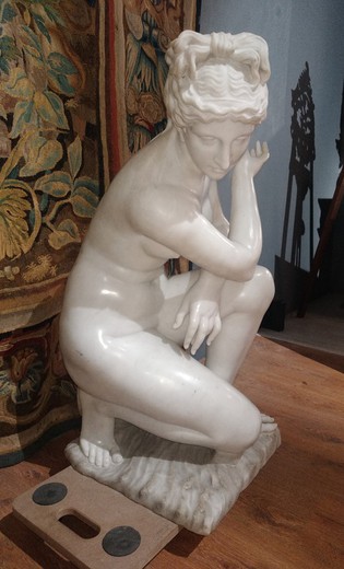 Старинная скульптура "Купающаяся Венера"