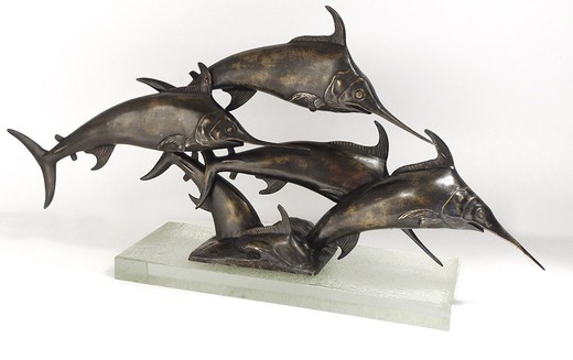 Антикварная скульптура рыб