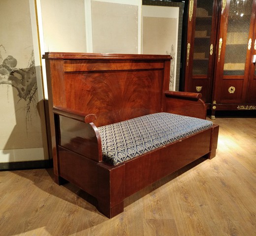 Купить в Москве старинный диван в хорошем состоянии