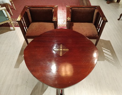 Купить антикварный столик с парными креслами в Москве