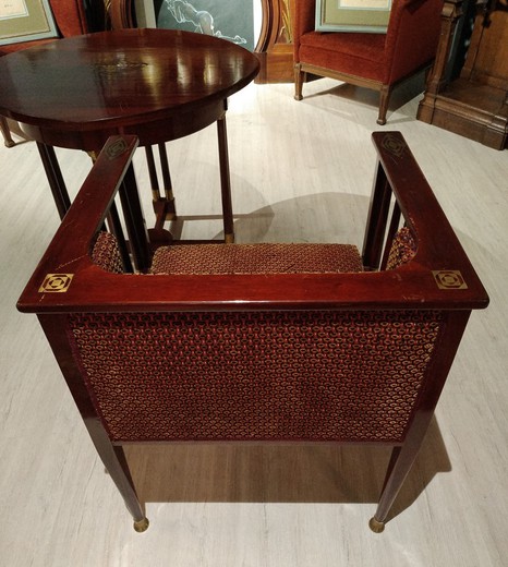Антикварный столик с парными креслами с элементами из латуни