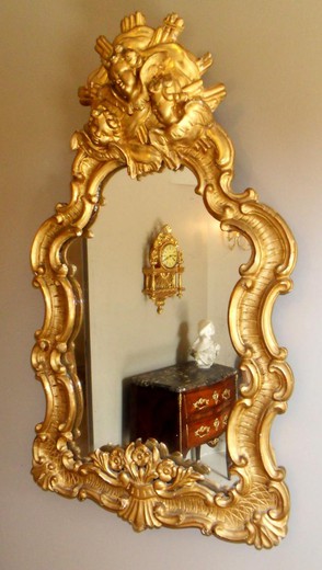 Старинное зеркало выполненое из дерева с золочением