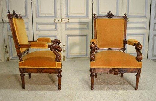 Антикварные парные кресла