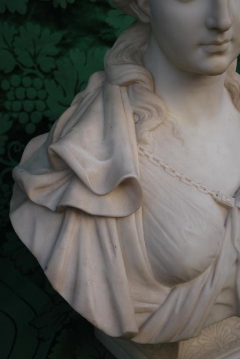Antique bust "Lady"