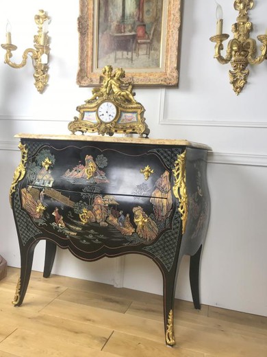 Antique chest of drawers in the style of Louis XV