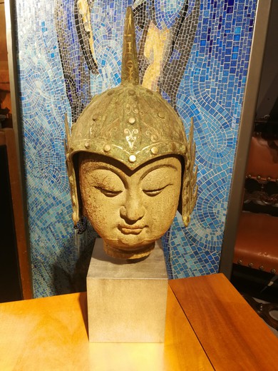 Скульптура "Голова самурая в шлеме"