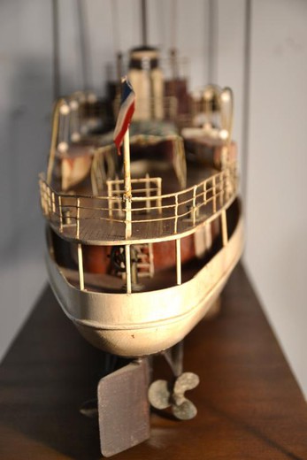 Винтажная модель корабля