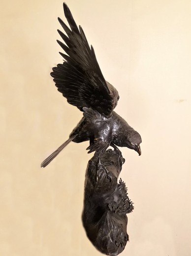 Антикварная скульптура «Орел на скале»