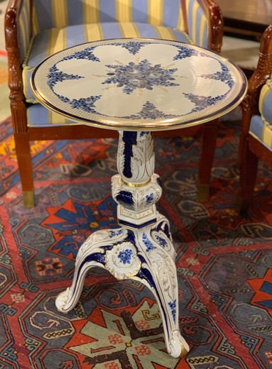 Антикварный кофейный столик из фарфора