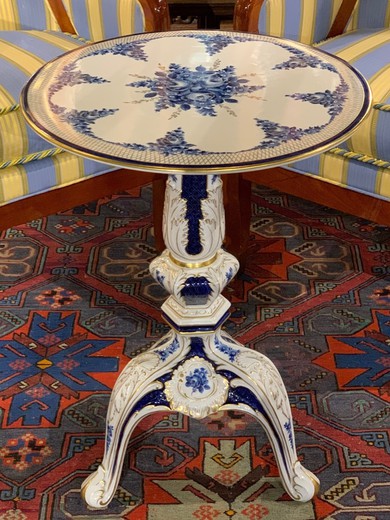 Антикварный кофейный столик из фарфора