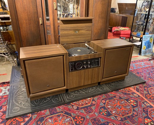 Vintage stereo system "Victor"