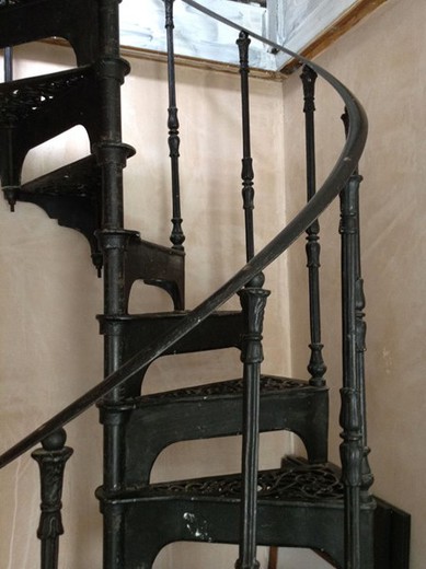антикварная лестница, старинная лестница, предметы декора и интерьера, чугунная лестница
