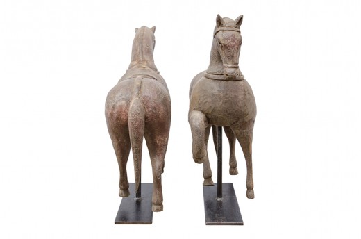 Скульптуры с конями