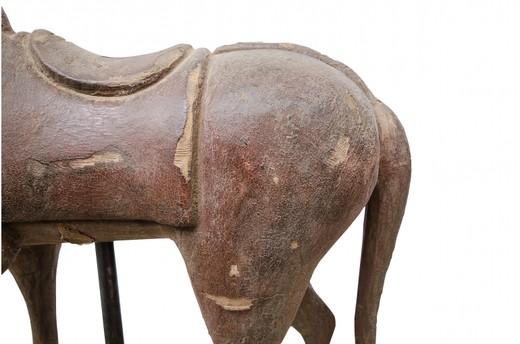 Скульптуры лошадей из Вяза