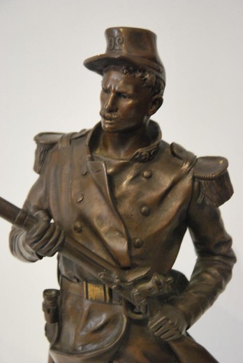 антикварная скульптурная композиция солдат из бронзы