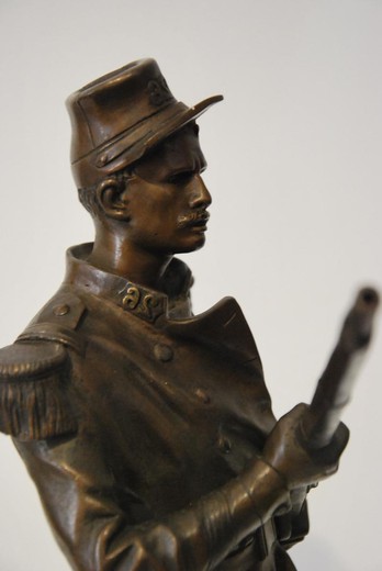винтажная скульптурная композиция солдат из бронзы