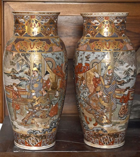 антикварные парные вазы из фарфора в восточном стиле