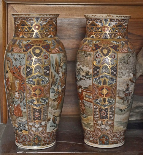 старинные парные вазы из фарфора в восточном стиле
