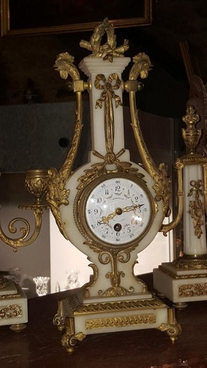 старинные часы и парные канделябры из мрамора и бронзы в стиле ампир
