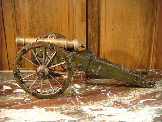 старинная модель артиллерийской пушки из бронзы и дерева