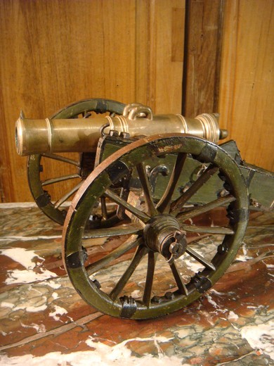 винтажная модель артиллерийской пушки из бронзы и дерева
