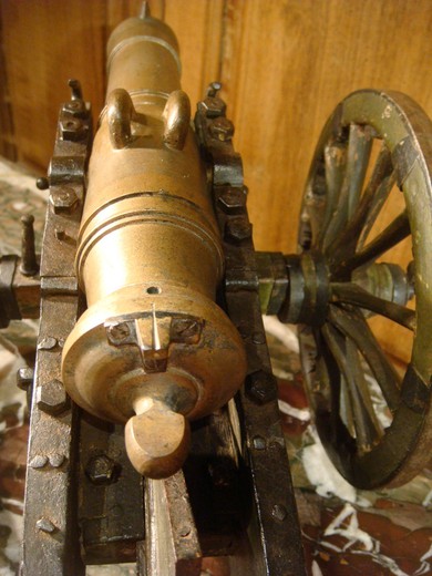 Старинная модель артиллерийской пушки