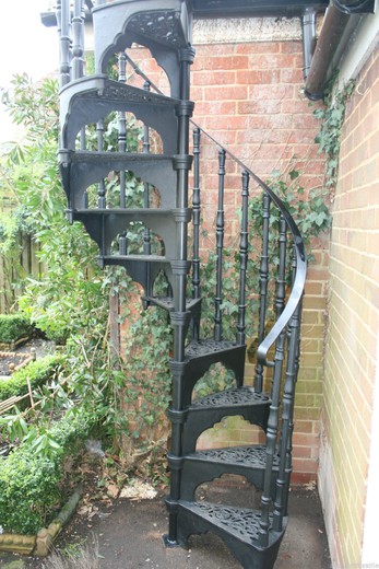 современная винтовая лестница, металлическая винтовая лестница, ажурная лестница, винтовая лестница для дома, предметы для загородного дома, предметы архитектуры