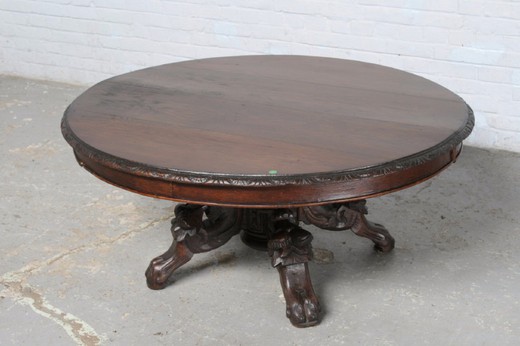 старинный круглый стол из дуба в охотничьем стиле
