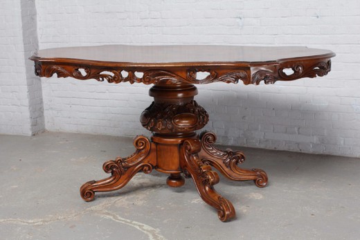 антикварный стол из ореха в стиле рококо