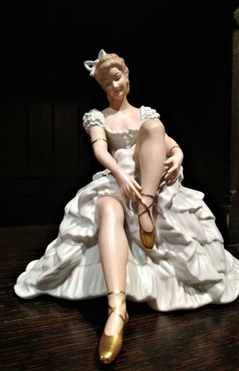 Sculpture "Ballerina, correcting pointe shoes"
