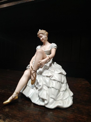 Sculpture "Ballerina, correcting pointe shoes"