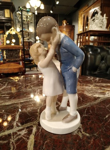 Антикварная скульптура «Мальчик с девочкой»