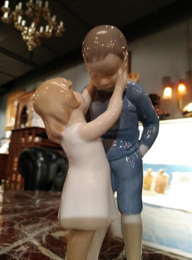 Антикварная скульптура «Мальчик с девочкой»