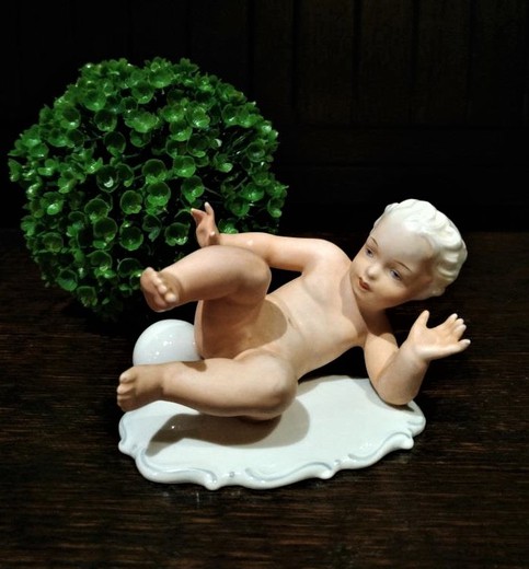 Скульптура «обнаженный мальчик с мячом»