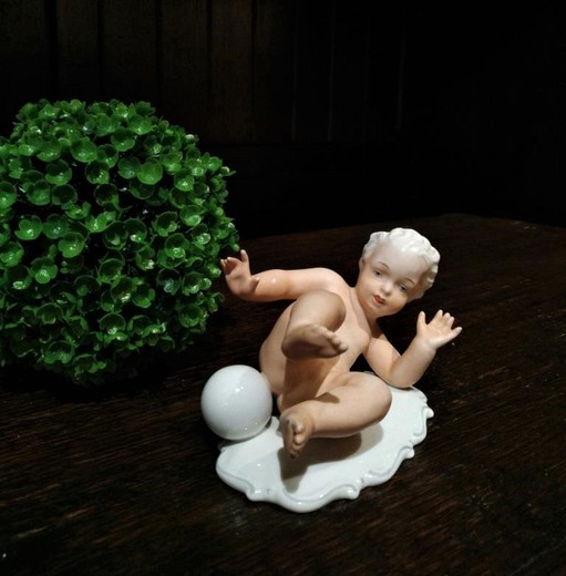 Скульптура «обнаженный мальчик с мячом»
